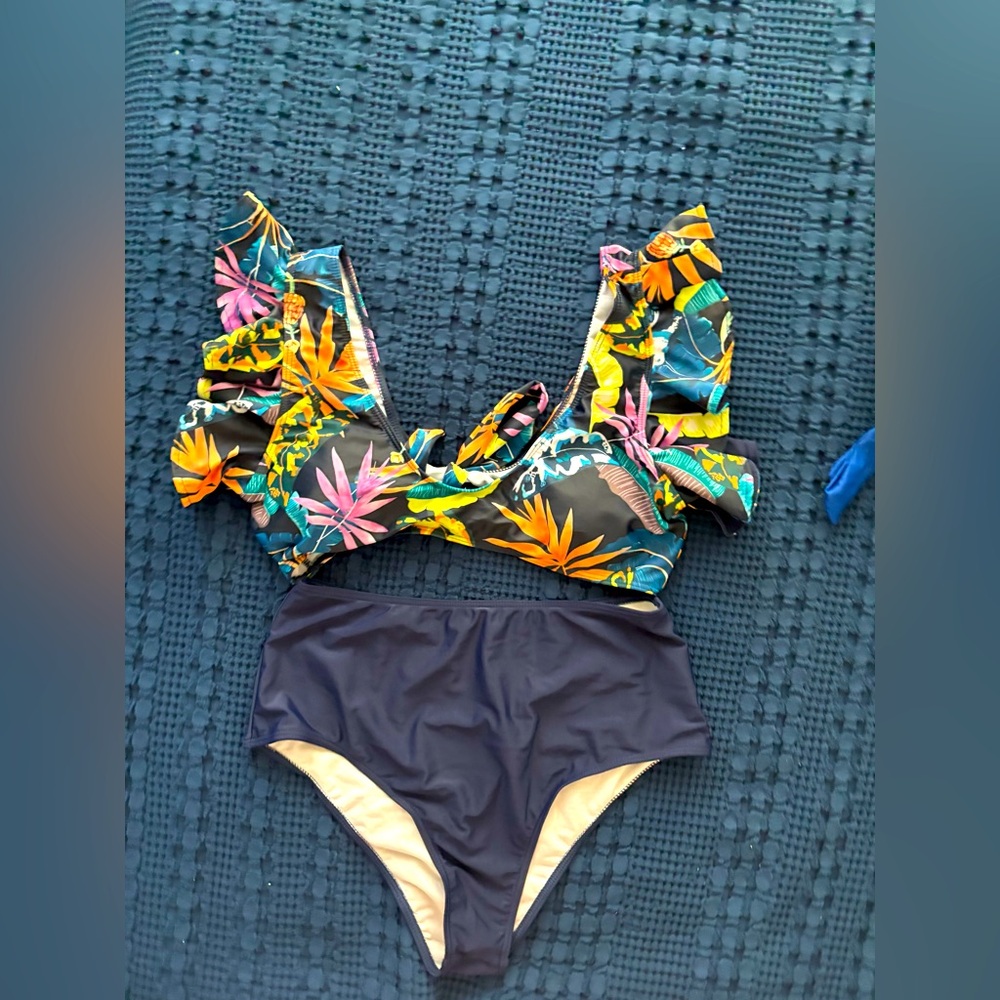 Two piece bikini with ruffles on the shoulders NWOT size 14